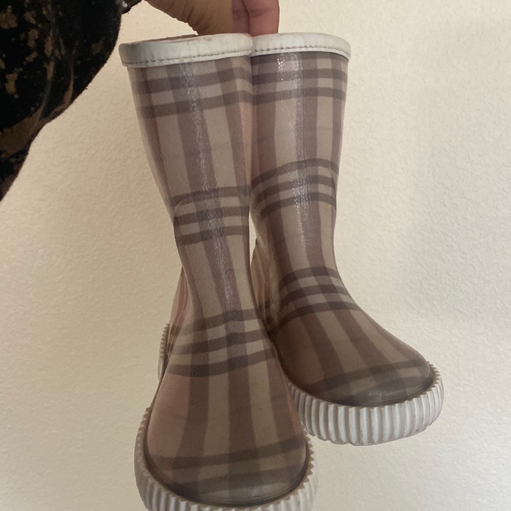 Burberry kids rain boots in light pink!